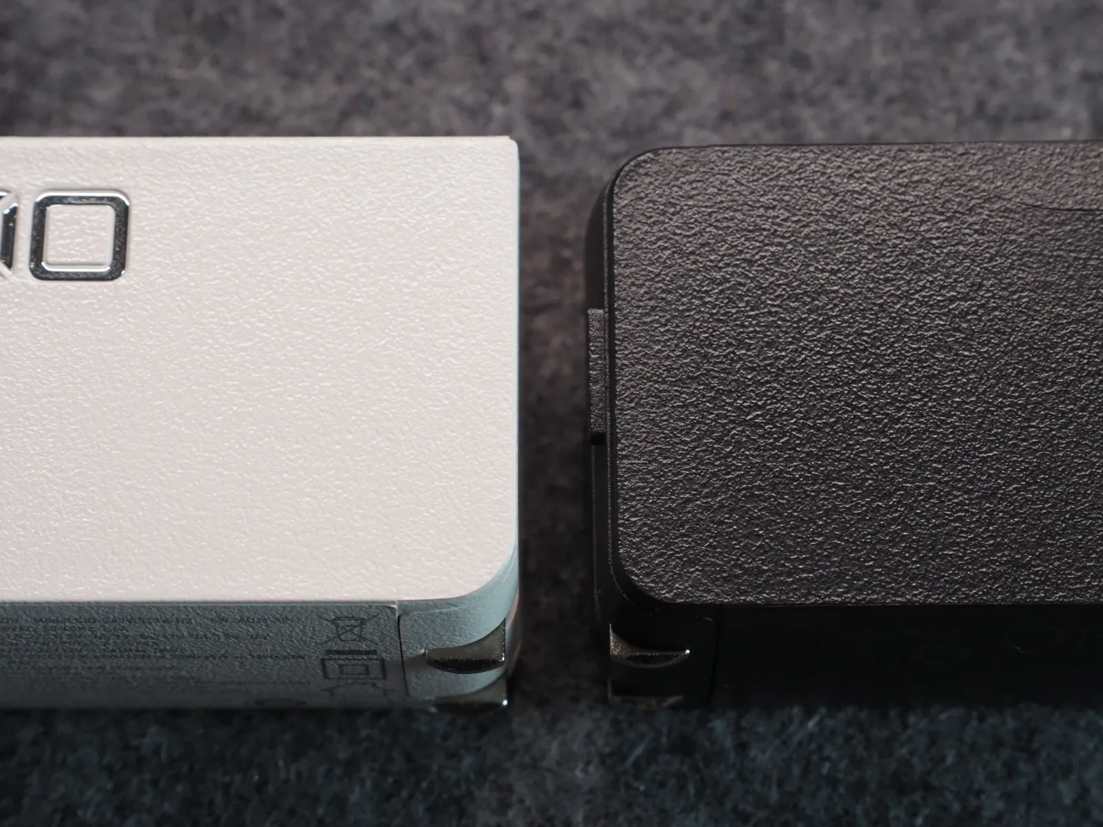 コンセント面の比較。V2は全てのモデルがフラットになった。V1は丸みを帯びた形状に、固定用の突起が左右に一対生えている。