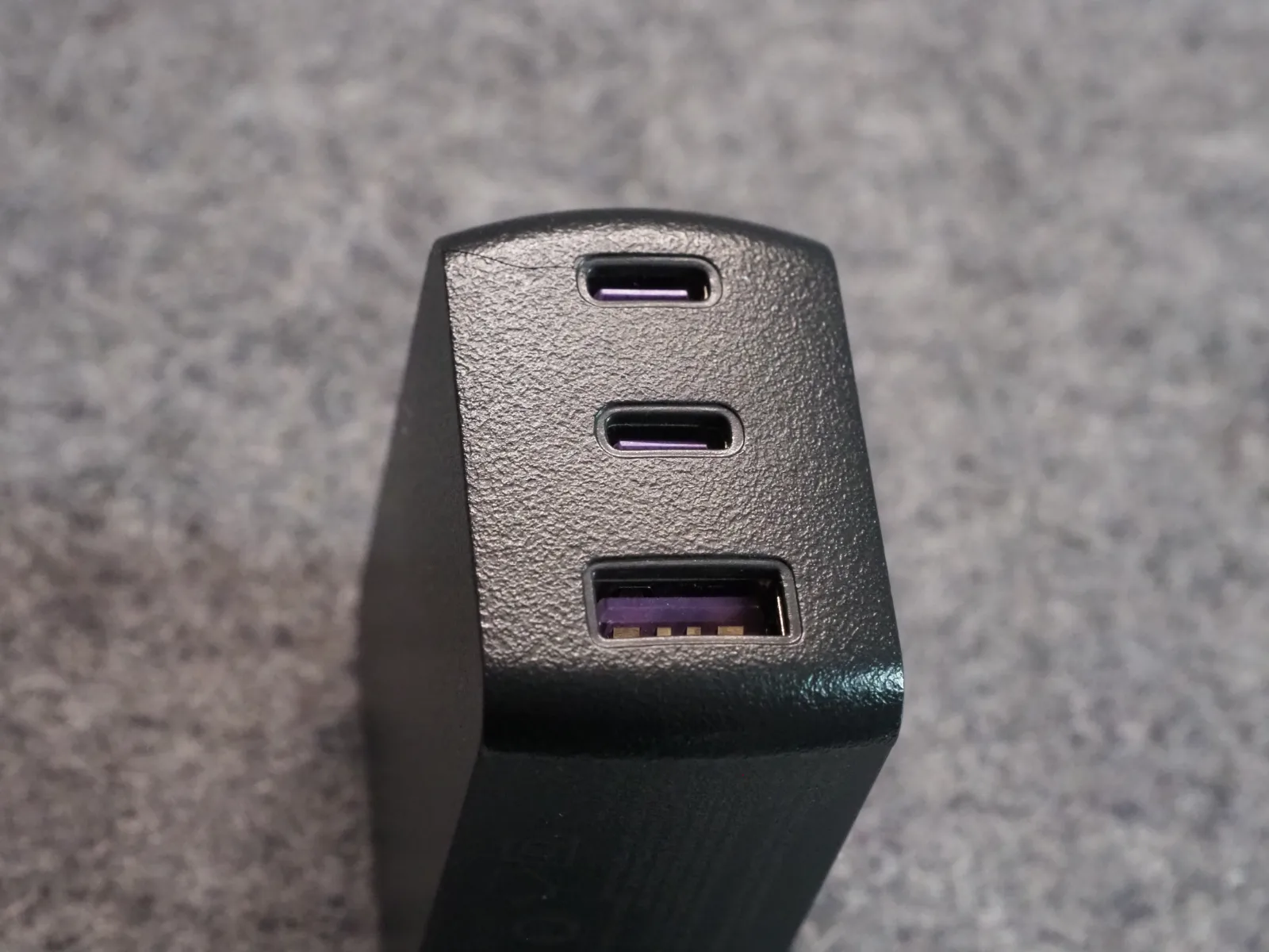 USB-Cのソケット部分に連続しているヒビ