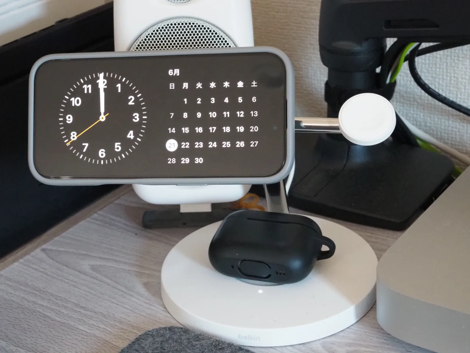 充電インジケータはありがたい ちなみにiPhoneは横向きモード対応です