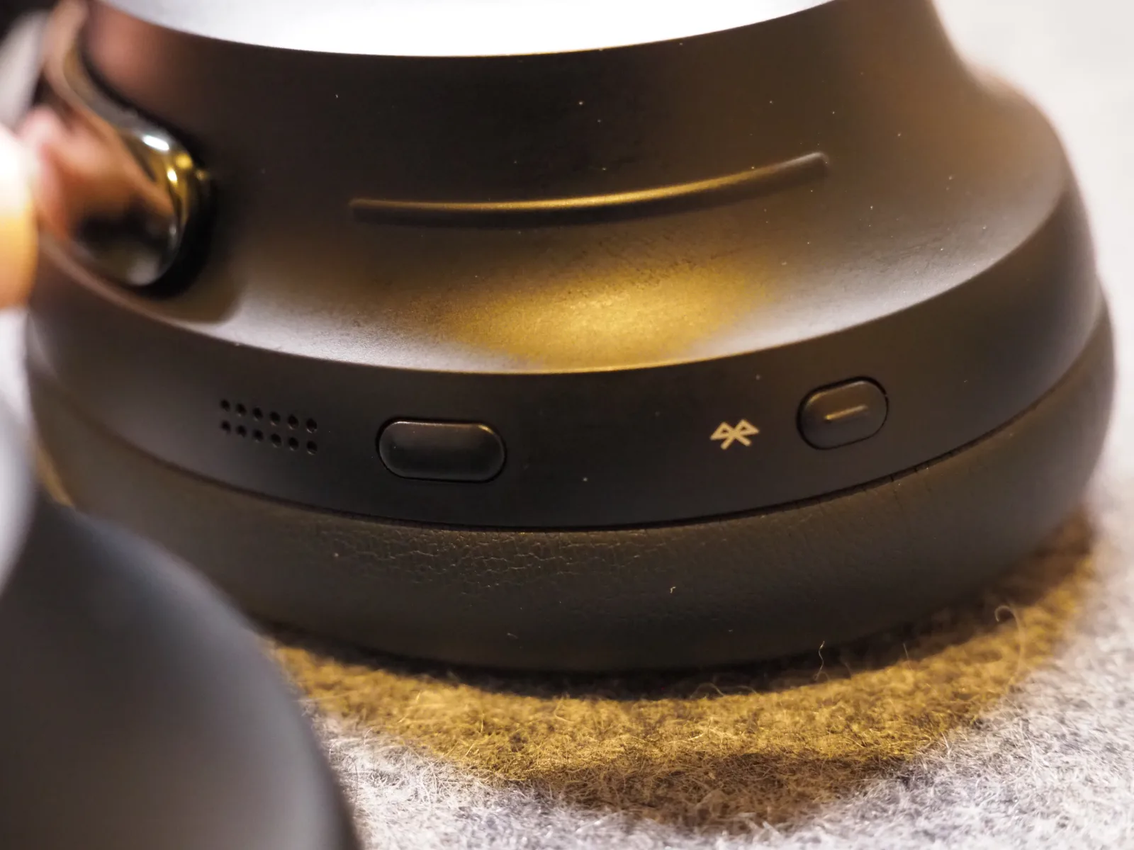 ボタンはモード切り替え（左）とBluetooth（右）のみ。 細い線がボリュームストリップ。