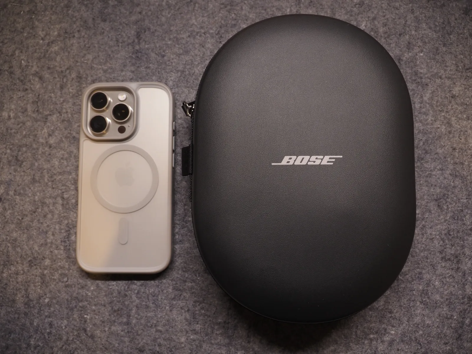 キャリーケースのサイズ感 iPhoneと比べると流石にそれなりの大きさはある