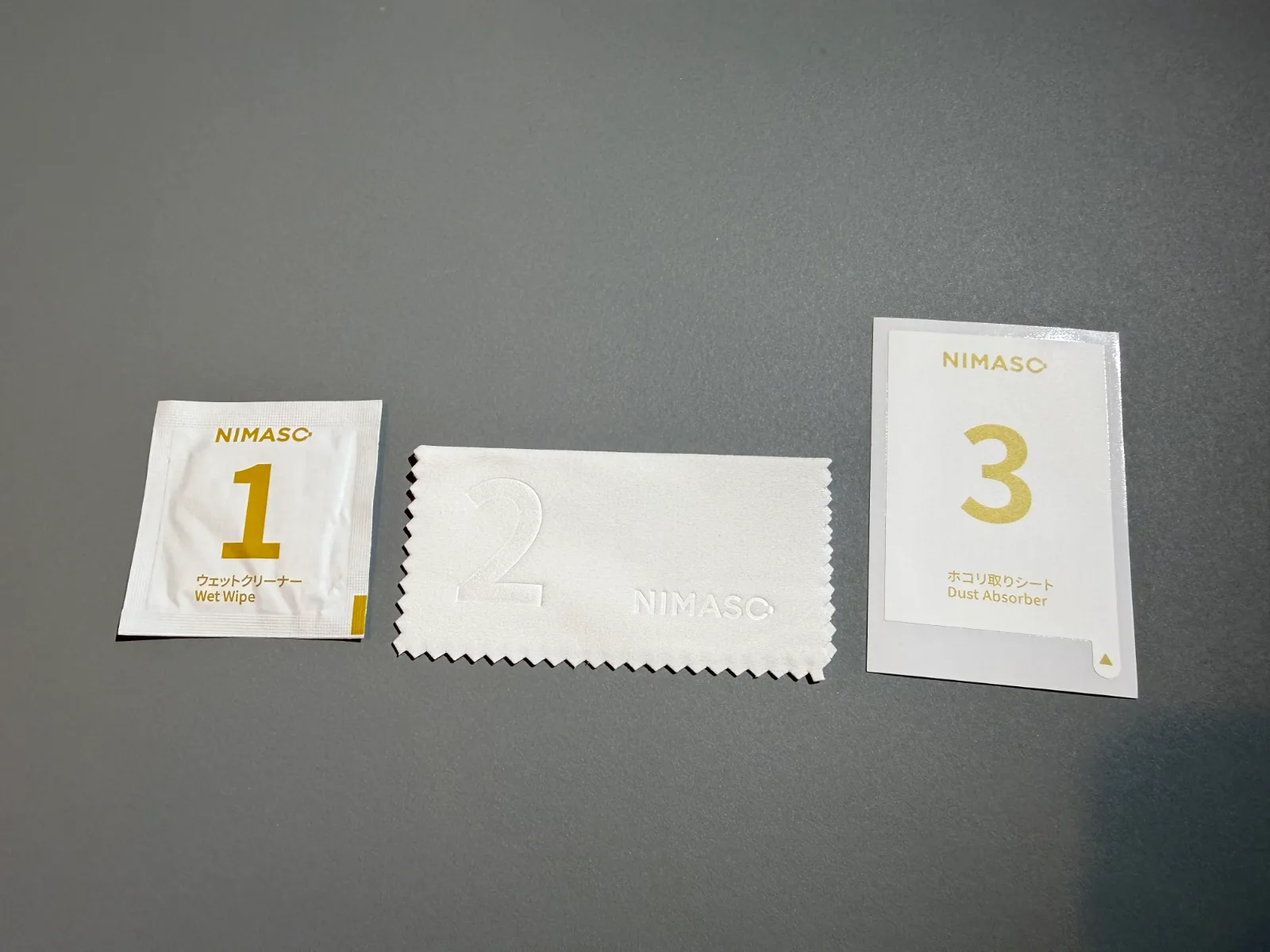 画面クリーニングキットの内容物3点。使う順に番号も振られている親切設計。