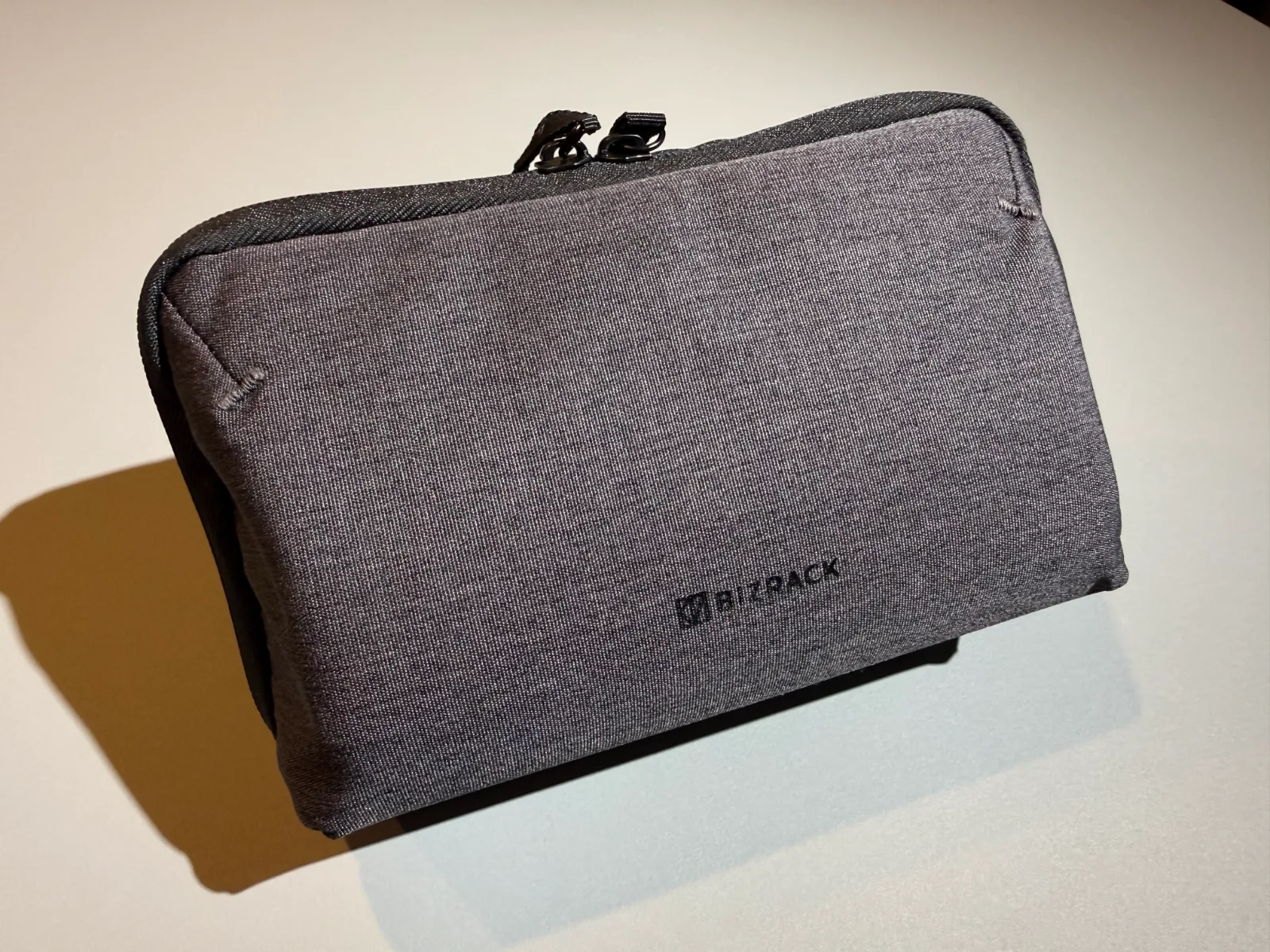 コクヨのガジェットポーチ BIZRACK Mサイズ ダークグレー