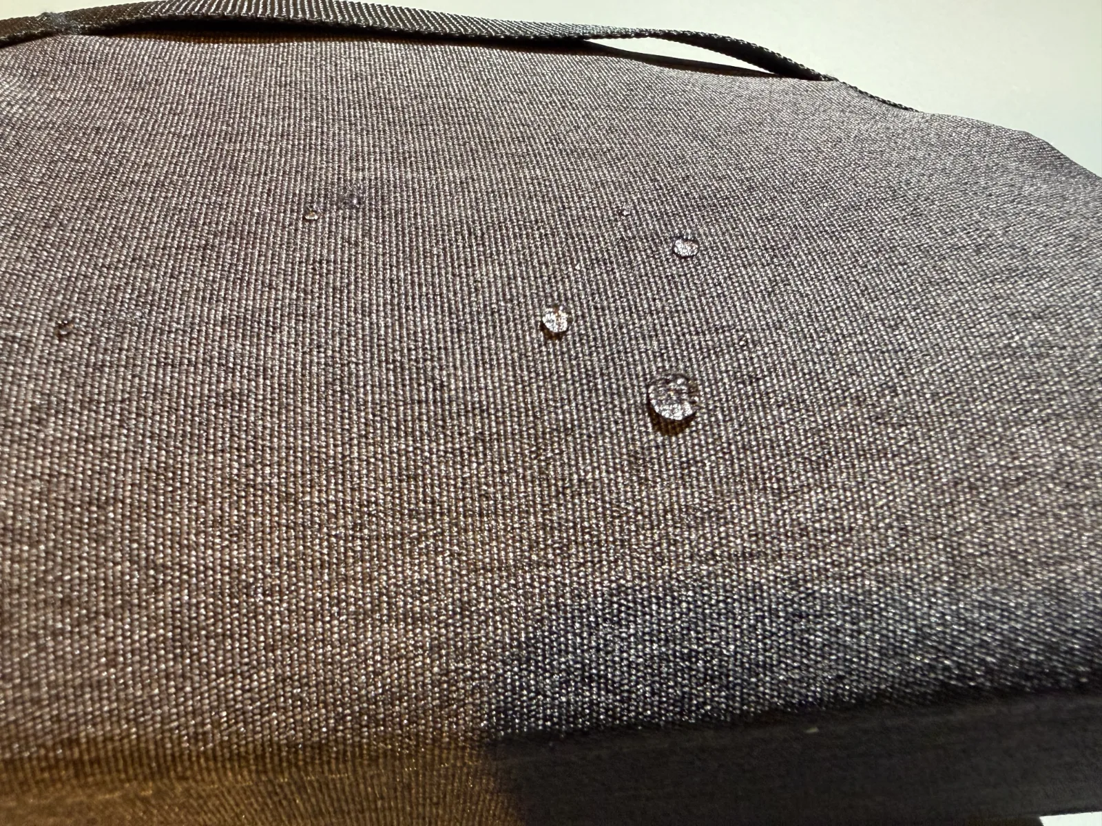 ちゃんと撥水する（多少はちゃんと染みるので過信は禁物）