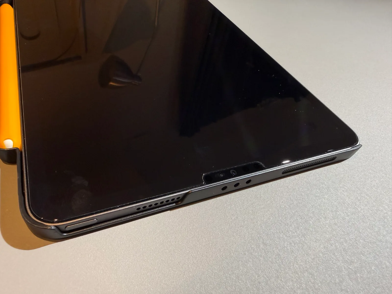 剥き出しの電源ボタン部分